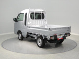 【状態の良好な外装】展示されていたお車ですので外装もすっきりとしたコンディション。洗車もしやすく、綺麗な状態を保ちやすいボディ形状となっています。