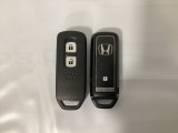 スマートキーを装備しています。鍵を差し込むことなくドアロックの開け閉めと、スタートボタン操作でのエンジンスタートができます。スペアキーも同じものを用意しております。