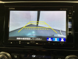 リバースギアに入れるだけで後方の表示へ切り替わります。夜間や雨の日の駐車も楽になりますよ。
