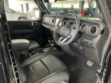 足元は広く長距離運転の際も狭さを感じさせない広さです。