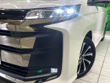 【LEDヘッドライト】悪天候や夜間走行時も良好な視界を確保し安心して運転できる高輝度LEDヘッドライトを装備!点灯速度が早く、消費電力も抑えられています。