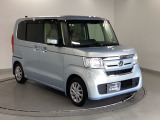 狭い駐車場でも、スライドドアならチャイルドシートへのお子さまの乗降や荷物の積載もスムーズ。