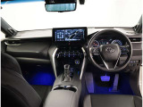デザインもよく、居心地のよい運転席ですね。分かりやすいスイッチ類ですから操作もしやすく運転をサポートします。ぜひご来店いただき、実際にお座りいただいてステアリングを握ってみてください!