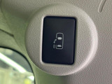 【パワースライドドア】スマートキーや運転席のスイッチでスライドドアの開閉が可能♪電動だから力を入れてドアを開ける必要が無く、小さいお子様でも、重い荷物を持っている時もラクに開け閉めできます♪