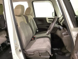 女性でも運転がしやすいように、シートの高さ調整機能(シートリフター)がついています。運転席と助手席の間が空いている為、助手席側への移動がスムーズです。交通量の多い道でも助手席側から乗り降りができます。