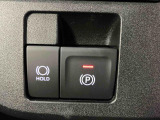 【電動パーキングブレーキ+オートブレーキホールド機能】 指先だけで簡単に操作が可能なパーキングブレーキ、スイッチを押すとブレーキペダルから足を離してもブレーキを保持できるオートブレーキホールド搭載。