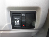 狭い駐車場や壁際でもドアをぶつける心配が少なく開けられる両側スライドドアです。助手席側は電動で、開閉操作も楽々です!