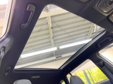 【ガラスルーフ】大型のガラスルーフ搭載で車内の解放感が一気にアップ!開放的なドライブをお楽しみいただけます。