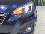 【LEDヘッドライト】悪天候や夜間走行時も良好な視界を確保し安心して運転できる高輝度LEDヘッドライトを装備!点灯速度が早く、消費電力も抑えられています。