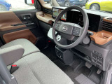 スッキリとした内張で運転席上部だけでなく内張にもドリンクホルダーが付いているので快適にお使いいただけます。