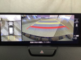 狭い場所での駐車やすれ違いなどでより的確な運転操作に役立つ360&deg;ビューモニターが装備されています。