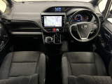 前席はセパレートタイプ!ひじ掛け付で長時間の運転に重宝します!シート位置が高めで乗り降りしやすい!