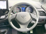 インテリアに合わせたデザインのステアリングは、運転される方のことも考え、運転しやすい形状、大きさです。是非一度、実際に触ってお確かめください。