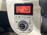 【オートエアコン】一度お好みの温度に設定すれば、車内の温度を検知し風量や温度を自動で調整。暑い&hellip;寒い&hellip;と何度もスイッチ操作をする必要はありません。快適な車内空間には必須の機能ですね♪