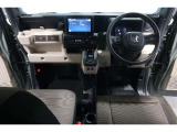 ドライバーを包み込むように、ディスプレーやスイッチ、コンソールを配置。座った瞬間から運転への期待が!空間そのものの心地よさにこだわっています。