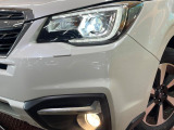 【LEDヘッドライト】悪天候や夜間走行時も良好な視界を確保し安心して運転できる高輝度LEDヘッドライトを装備!点灯速度が早く、消費電力も抑えられています。