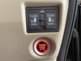 リアドアは乗り降りに便利な両側電動スライドドアです。また運転席に座っていながらスイッチ操作で自在にスライドドアを開け閉めできます。