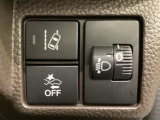ハンドルの右側にはヘットライトリベライザーとHondaセンシング用のメインスイッチがついています。ヘッドライトリベライザーは道路状況や積荷の加重に応じてライトの高さを調節できます。