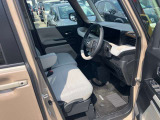 ◆前面ドア運転席◆ドアの開口が広く乗降ラクラク。シートの幅も広く運転していてもストレスを感じません。足元も広く快適なドライブを演出してくれます。