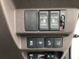 両側に電動スライドドアを採用しており、ボタン操作でスムーズに開閉が可能。狭い場所でも乗り降りしやすく、お子さま連れや荷物が多い時にも便利な装備です。