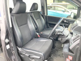 運転席まわりには十分なスペースがあり、大柄な方でもゆったり運転していただける環境です。