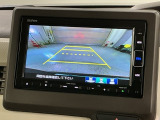 リバースギアに入れるだけで後方の表示へ切り替わります。夜間や雨の日の駐車も楽になりますよ。