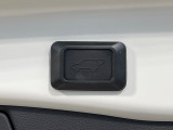 【パワーバックドア】スマートキーや運転席のボタンを押すだけでリアゲートが自動で開閉します!荷物を持っている時や、高い位置にあるバックドアを閉める際に便利な機能です♪