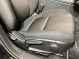 運転席にはドライバーの体型や好みに応じて前後方向だけでなく、高さの調整ができるシートリフターを装備!