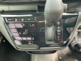 タッチパネルのオートエアコンを装備しています、自動で車内の温度調節してくれる便利な装備です。