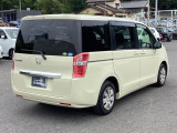 プライバシーガラスが装備されています。外を見るときには気にならずに、後方車両からは車内が見えにくくなってます