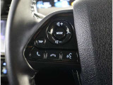 ステアリングスイッチ付き。前方から目を離すことなく操作することが可能です。