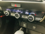 フルオートエアコンが装備されています!お好みの温度設定をするだけでエアコンの風量やモードの切り替えを自動でコントロールしてくれます!ユーザーの操作が少なく燃費走行にもつながります!