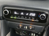 【オートエアコン】車内温度を感知して自動で温度調整をしてくれるのでいつでも快適な車内空間を創り上げます!どの席に座っても快適なドライブが楽しめます♪