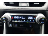 ★運転席と助手席でそれぞれお好みに合わせて温度設定が行えるフルオートエアコンです。外気温や室温、日射量を感知し、吹き出し温度、風量を緻密に制御します