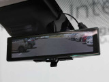 車両後方を映し出します・スマートルームミラー装備です。