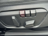 運転席メモリー付きフロント電動シート装備。