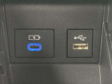 こちらのクルマはUSB接続コネクタも装備されています♪スマホの充電などにお使い下さい。ご旅行中での充電切れも、これなら心配いりませんね!