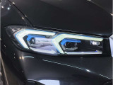 【LEDヘッドライト】先進のLEDテクノロジーを採用。放射される白色光の周波特性は太陽光に近く、バイキセノン・ヘッドライトを上回るコントラストで更に明るく輝きます!