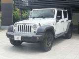遠くから見てもひと目でJeepとわかるデザイン。アウトドアからフォーマルなシーンまでしっかりとこなします。