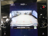 後方の映像を車内の11.6インチディスプレイに表示。 ステアリング操作に連動して動くガイドラインが、駐車や車庫入れをよりスムーズにサポート。狭いスペースでも安心して操作できる頼れる機能です。