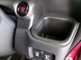 運転席側の手の届きやすい位置にドリンクホルダーが付いています。