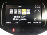 【ブラインドスポットモニター】隣の車線を走る車をレーダーで検知。ドアミラーでは確認しにくい後方エリアの車を検知して、ドアミラーに搭載されたLEDインジゲーターが点灯して注意を喚起してくれます。