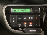 セレクトレバーの左上にオートエアコンがついてますので、お好みの温度をセットするだけで風の強さや風量を自動で調整します。スイッチも簡単操作で快適に過ごせます。
