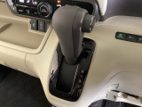 CVT車のセレクトレバーです。低速から高速まで、変速ショックのないスムーズな走りを実現するとともに、エンジン効率のよい領域を維持することで燃費にも貢献します。