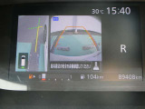 ギアを『R』に入れた後、カメラボタンを押すと、運転席から見えない左側面をナビ画面にうつしてくれるので、幅寄せや縦列駐車がし易くなります。