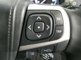 ステアリングには、メーター内インフォーメーションディスプレイの操作が、運転中でも目線をそらさずできます。