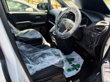 運転席はこちらです。プライベートな車内なのでリラックスできる空間を。