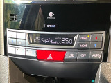 【オートエアコン】一度お好みの温度に設定すれば、車内の温度を検知し風量や温度を自動で調整。暑い&hellip;寒い&hellip;と何度もスイッチ操作をする必要はありません。快適な車内空間には必須の機能ですね♪