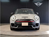 MINIのフロントグリルのデザインはイギリスで生まれた当初から、シルバーのサイドバーが折り重なった伝統的なデザインで御座います。その伝統はBMWのお車になってからでも少しずつ形を変えて守られております
