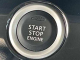 プッシュエンジンスターターです。キーを取り出すことなくブレーキペダルを踏みながらボタンを押すだけでエンジンが始動できます。